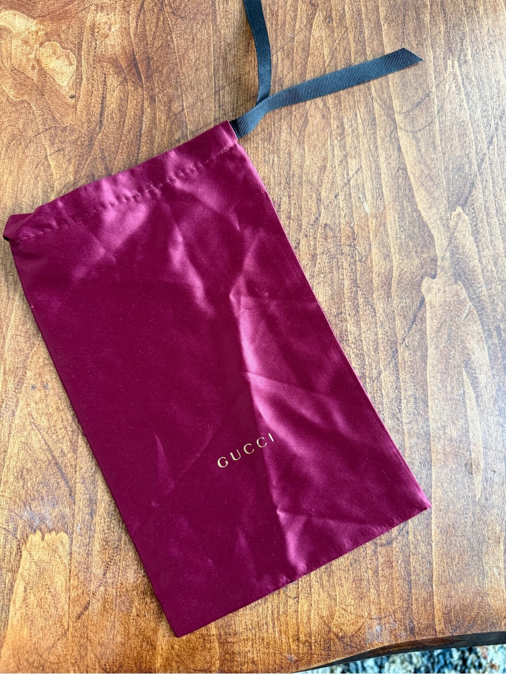 Gucci eyewear pouch made of burgundy satin